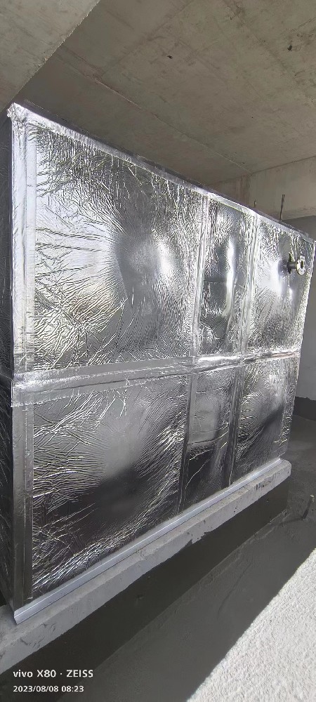 不锈钢保温水箱安装完毕